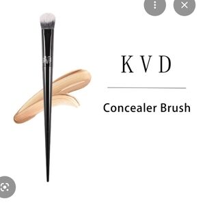 Kat Von D~ Lock-It Edge Concealer Brush (40)